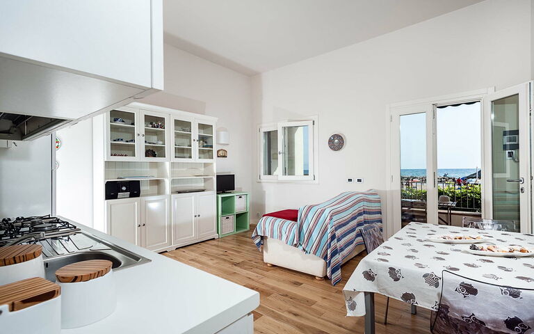 Unterkunft Timone: Esszimmer, Küche, Wohnzimmer