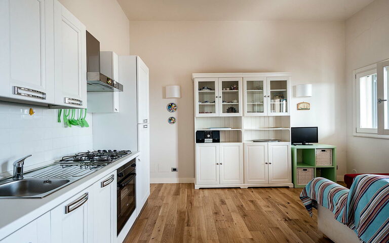 Unterkunft Timone: Esszimmer, Küche, Wohnzimmer