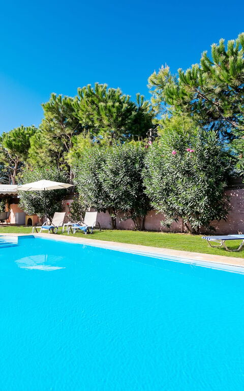 Beachfront Villa Rania: Schwimmbad