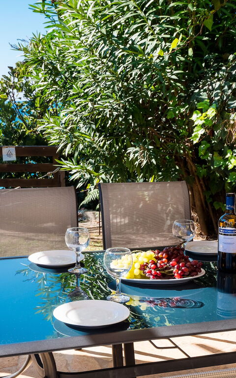 Beachfront Villa Rania: Draussen, Garten