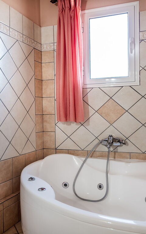 Beachfront Villa Rania: Bad