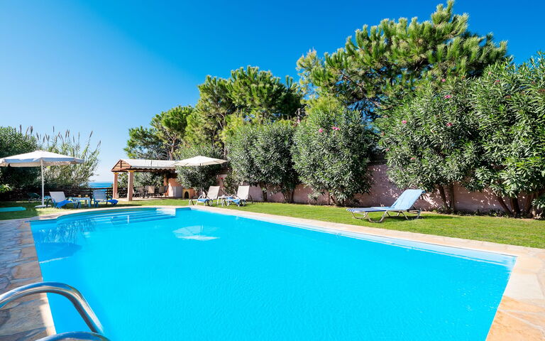 Beachfront Villa Rania: Schwimmbad