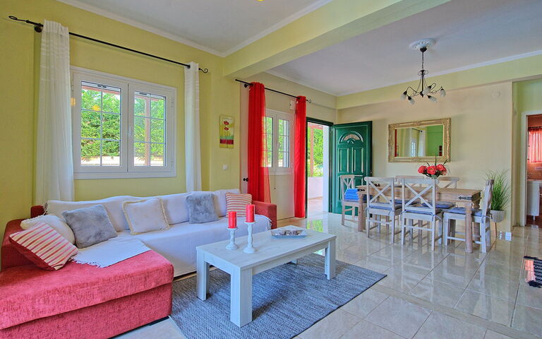 Beachfront Villa Rania: Esszimmer, Küche, Wohnzimmer