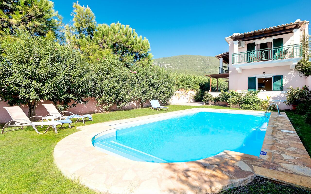 Beachfront Villa Rania: Schwimmbad