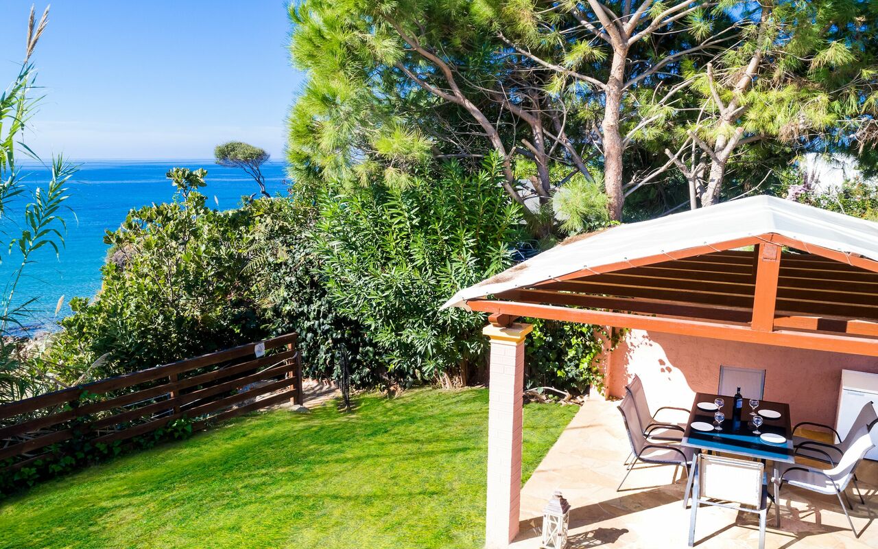 Beachfront Villa Rania: Balkon / Terrasse / Patio, Draussen, Garten