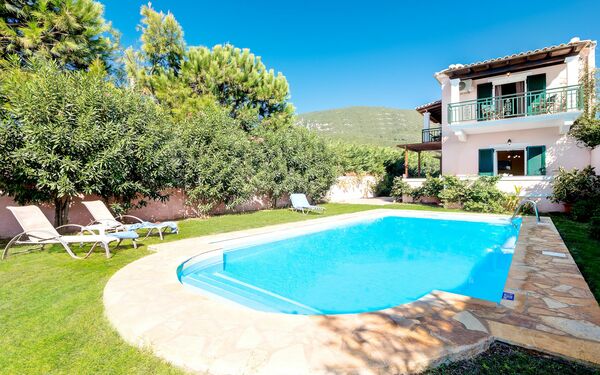 Beachfront Villa Rania: Schwimmbad