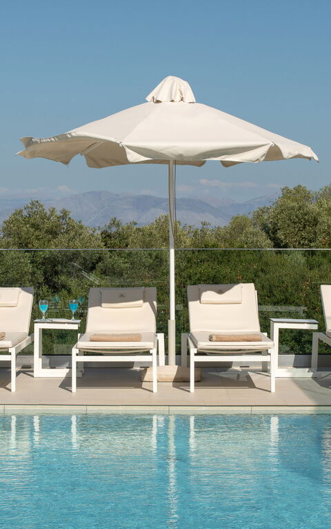 Villa Nafsika: Ansichten, Außen, Draussen, Schwimmbad