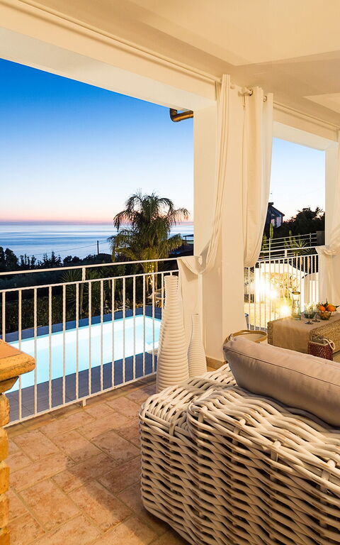 Villa Pales: Ansichten, Balkon / Terrasse / Patio, Draussen, Schwimmbad