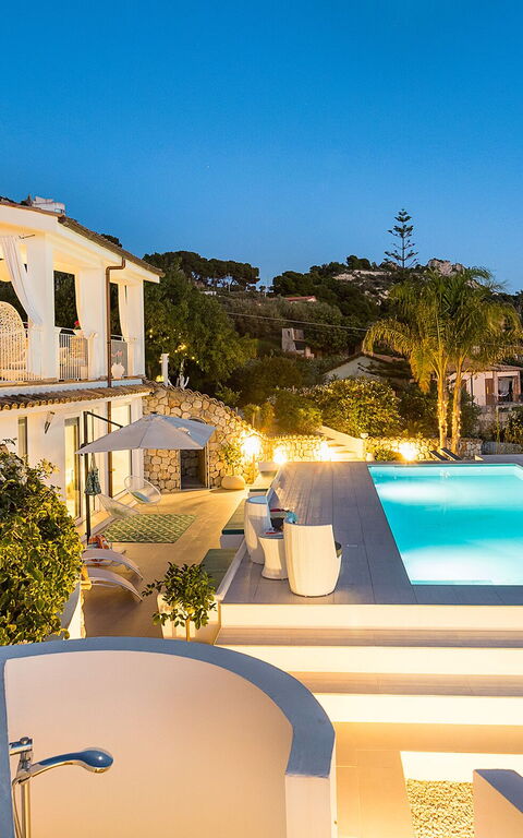 Villa Pales: Draussen, Schwimmbad