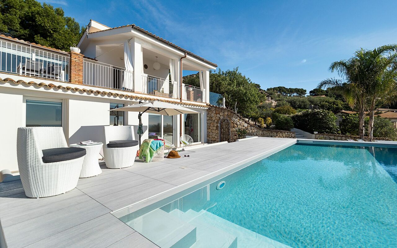 Villa Pales: Schwimmbad