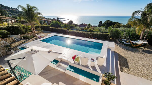 Villa Pales: Ansichten, Schwimmbad