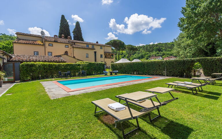 Santa Flora: Draussen, Garten, Schwimmbad