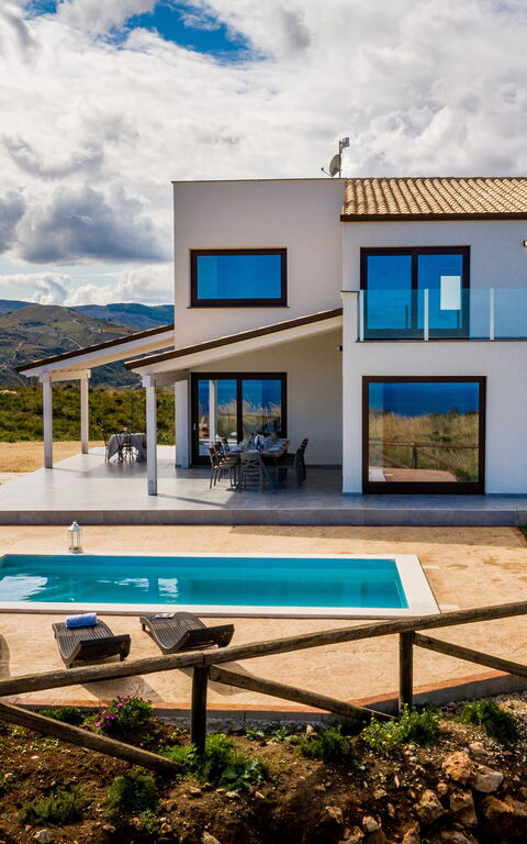 Villa Livreri: Schwimmbad