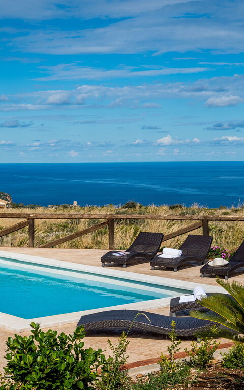 Villa Livreri: Schwimmbad