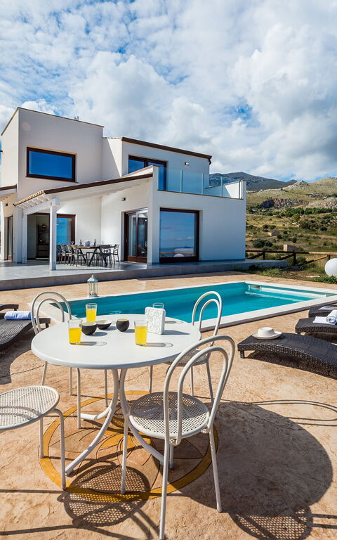 Villa Livreri: Draussen, Garten, Schwimmbad, Sommer