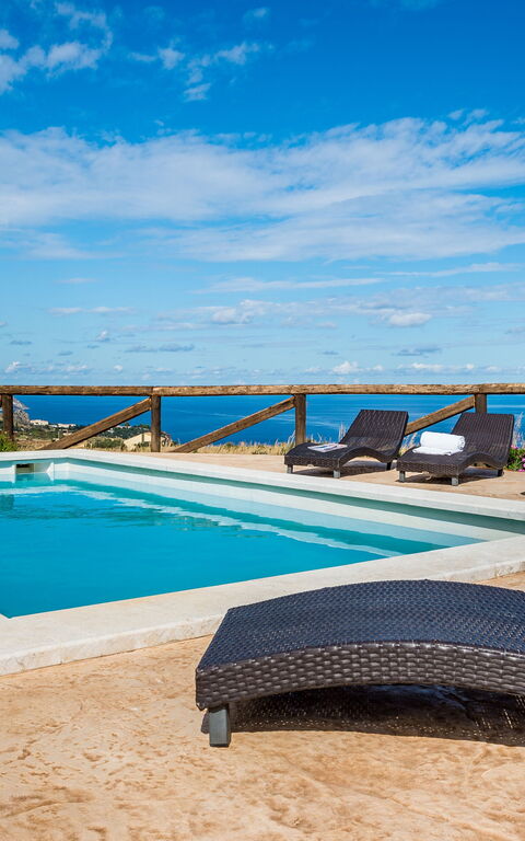 Villa Livreri: Draussen, Schwimmbad