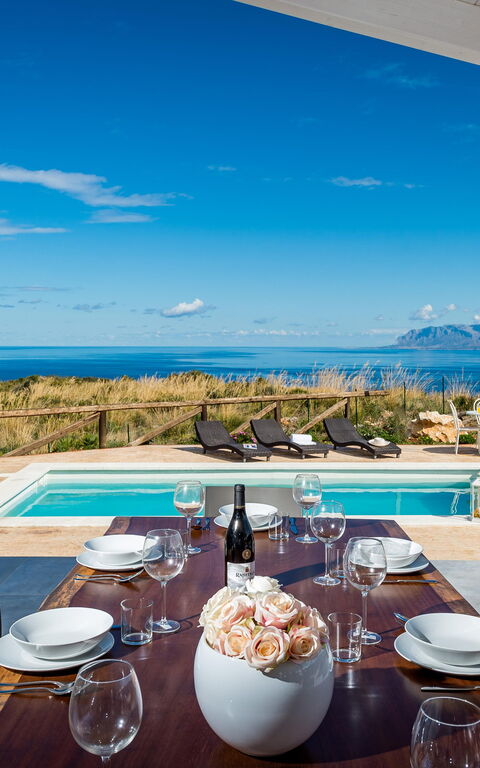 Villa Livreri: Ansichten, Balkon / Terrasse / Patio, Draussen, Schwimmbad, Sommer