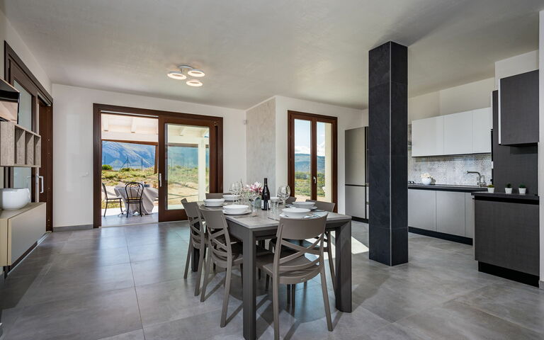 Villa Livreri: Esszimmer, Küche