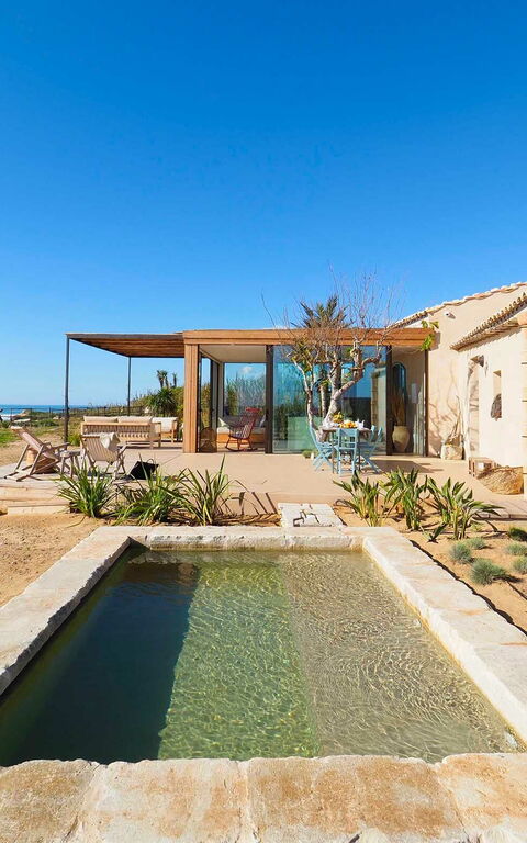 Circe: Außen, Schwimmbad, Sommer