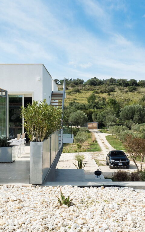 Villa Contra: Draussen, Garten