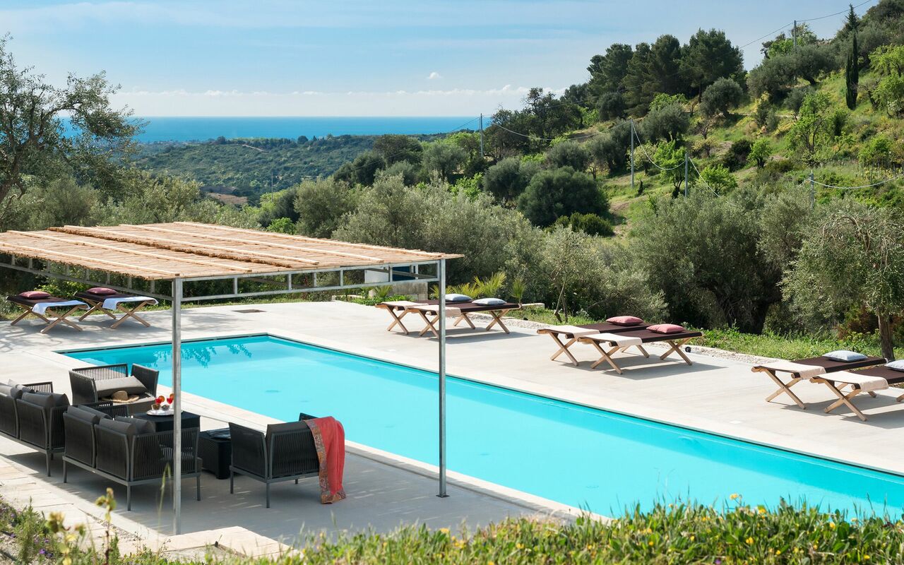 Villa Contra: Draussen, Schwimmbad