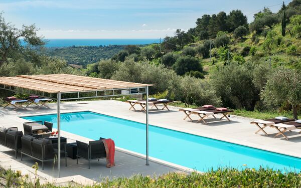 Villa Contra: Draussen, Schwimmbad