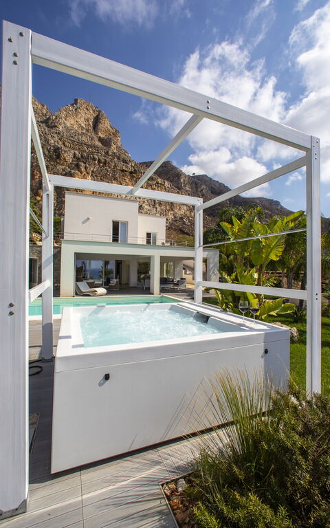 Villa Annalisa: Ansichten, Balkon / Terrasse / Patio, Draussen, Whirlpool