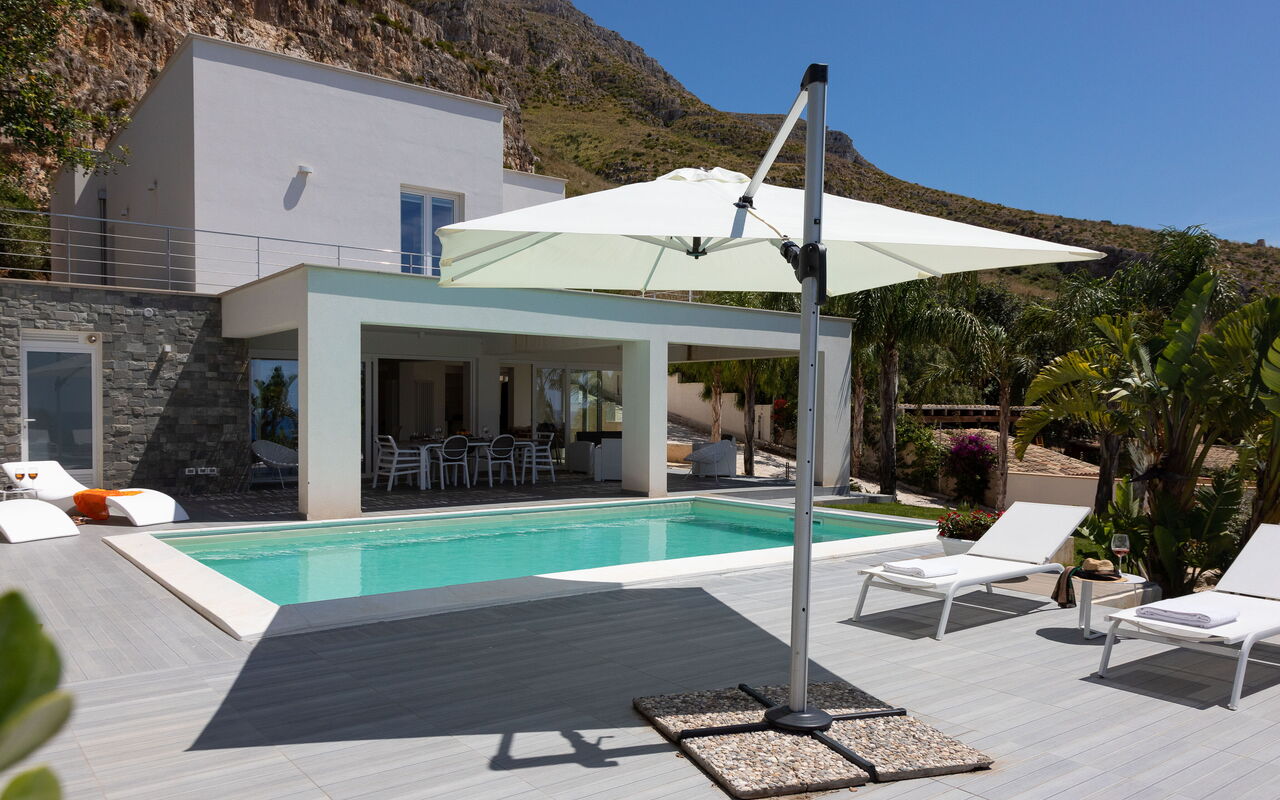 Villa Annalisa: Draussen, Garten, Schwimmbad, Sommer