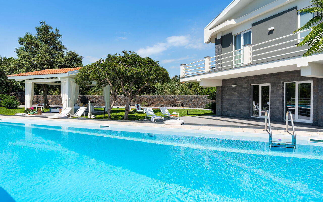 Villa Isabella: Draussen, Schwimmbad