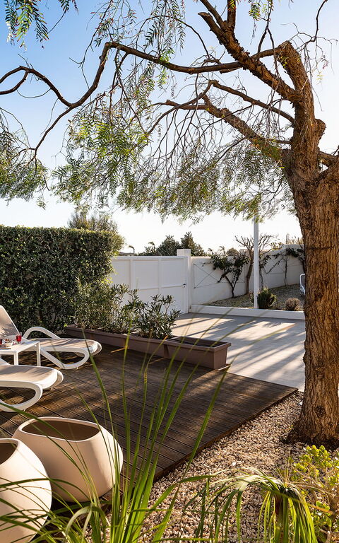 Anny: Außen, Garten