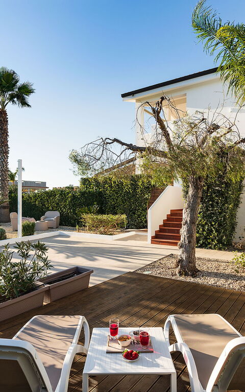 Anny: Außen, Garten