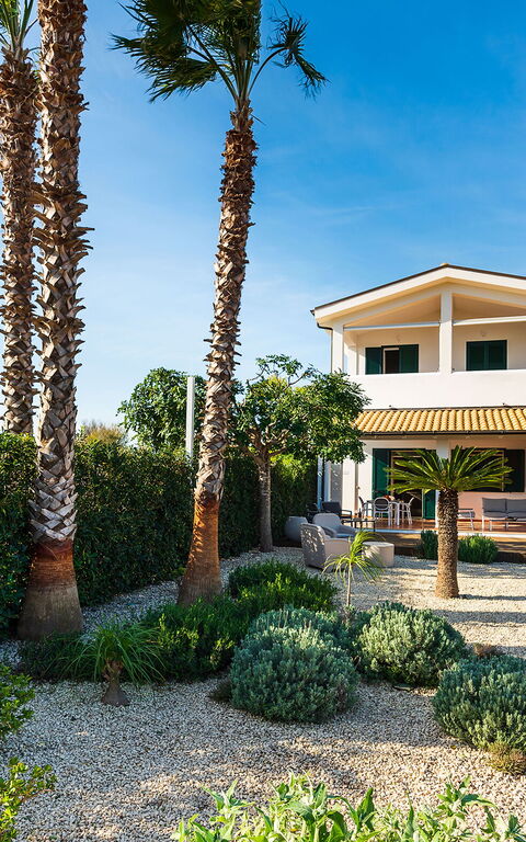 Anny: Außen, Garten