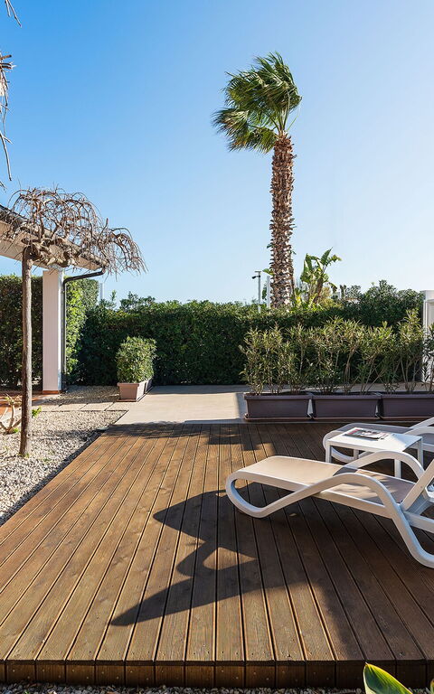 Anny: Außen, Garten