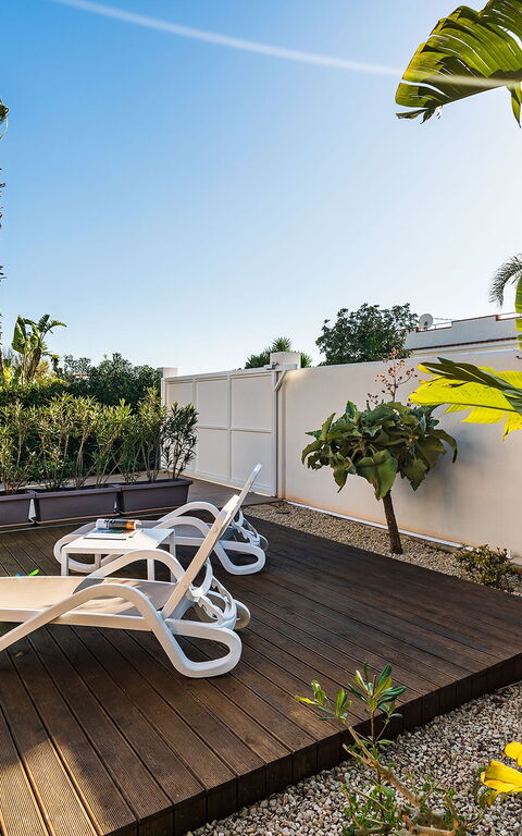 Anny: Außen, Garten