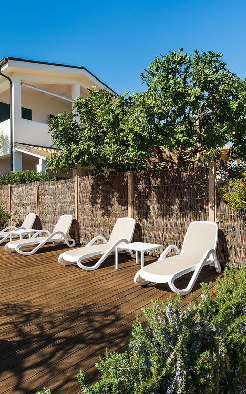 Anny: Außen, Garten