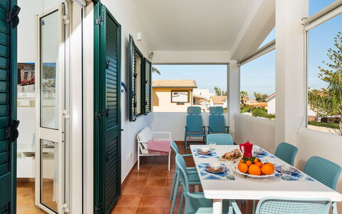 Unterkunft Calantha: Esszimmer, Küche, Wohnzimmer