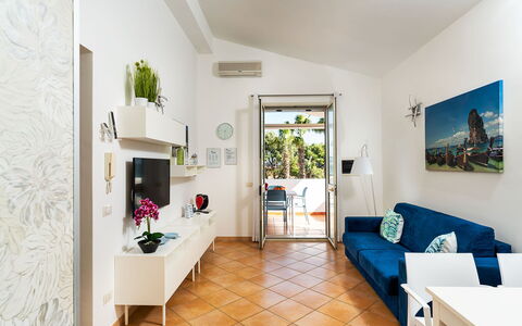 Unterkunft Calantha: Esszimmer, Küche, Wohnzimmer