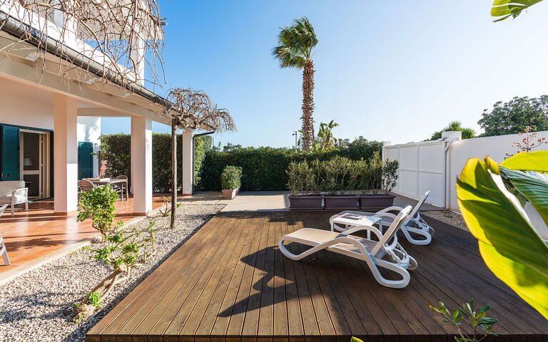 Anny: Außen, Garten