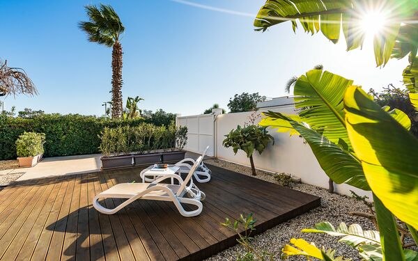 Anny: Außen, Garten