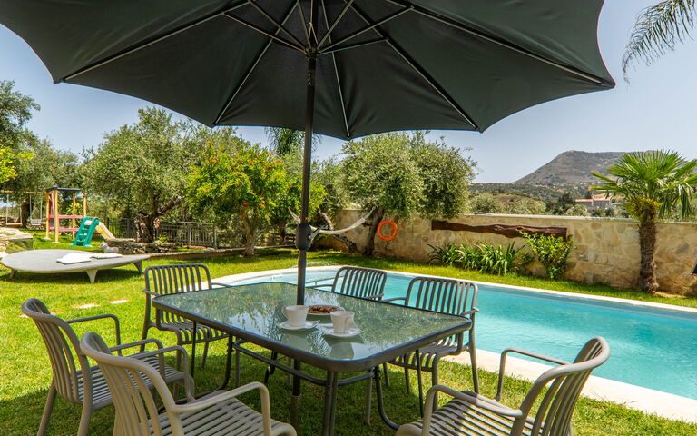 Villa Eftychia: Draussen, Garten, Schwimmbad