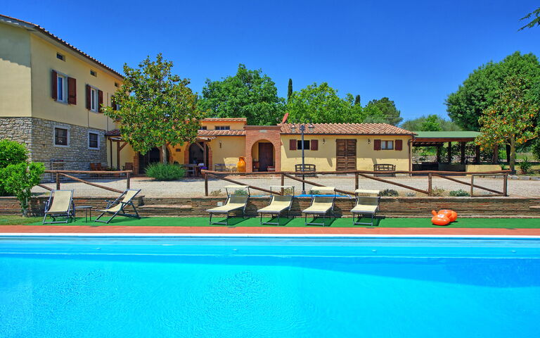 Zeffiro: Außen, Schwimmbad, Sommer