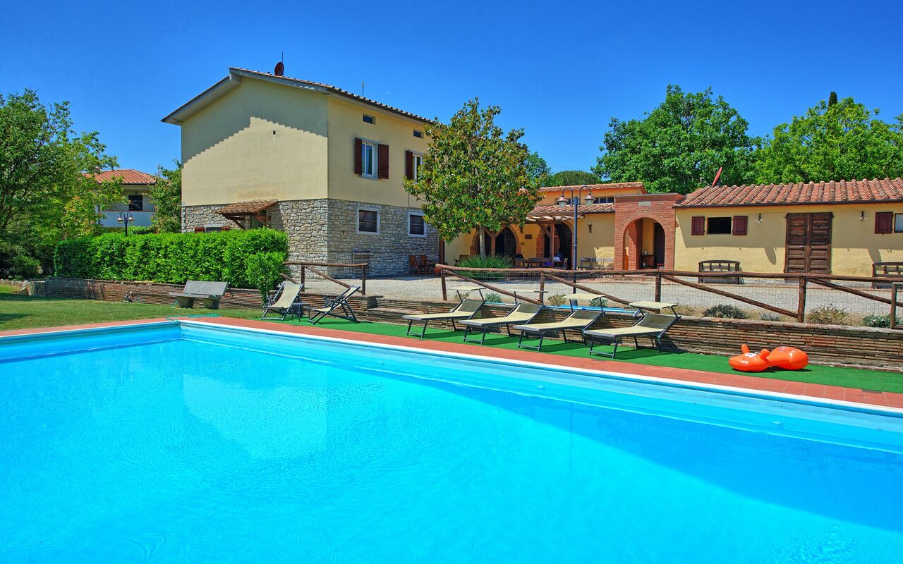 Zeffiro: Außen, Schwimmbad, Sommer