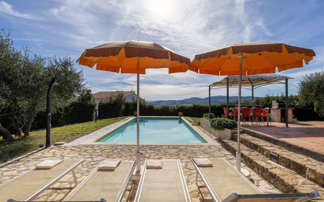Villa Renina: Draussen, Schwimmbad