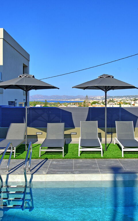 Villa Maripol: Draussen, Garten, Schwimmbad