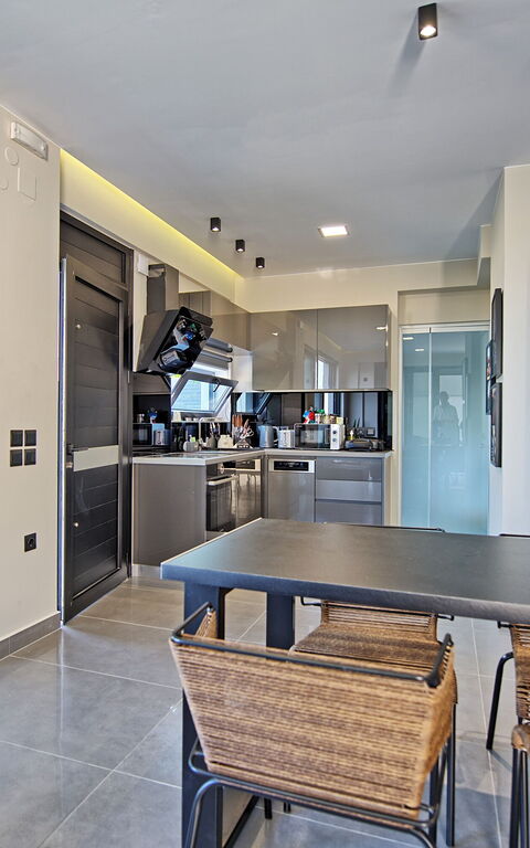 Villa Maripol: Esszimmer, Küche, Wohnzimmer