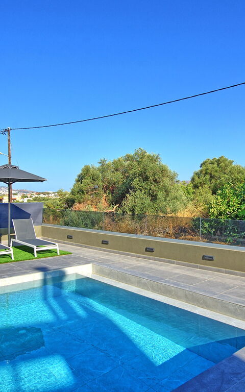 Villa Maripol: Draussen, Garten, Schwimmbad