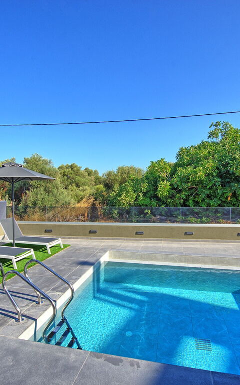 Villa Maripol: Draussen, Garten, Schwimmbad