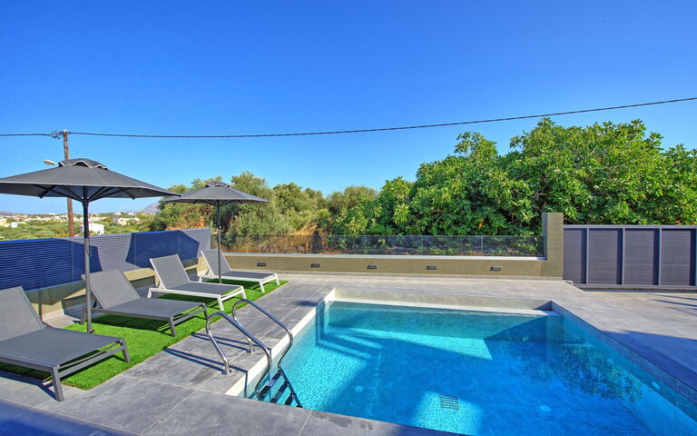 Villa Maripol: Draussen, Garten, Schwimmbad