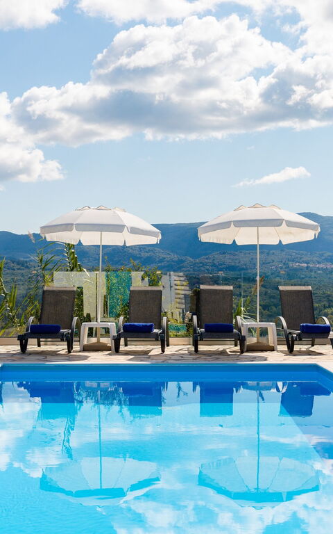 Villa Dinos: Schwimmbad, Sommer