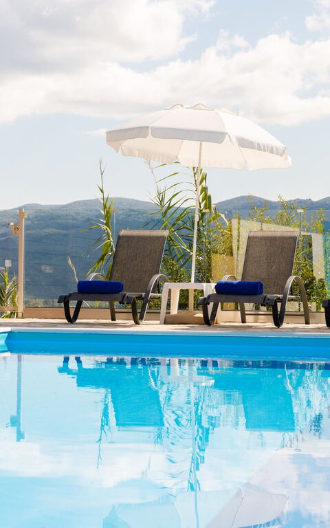 Villa Dinos: Schwimmbad